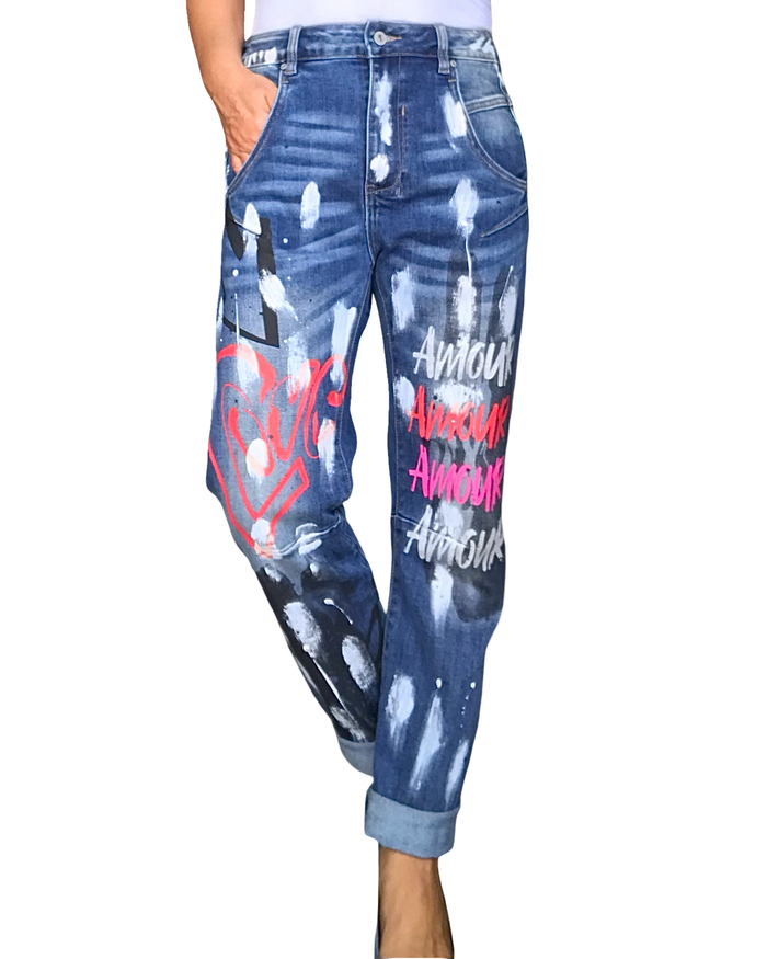 Jeans boyfriend avec écritures blanches, rouge et rose et des taches blanches et noires