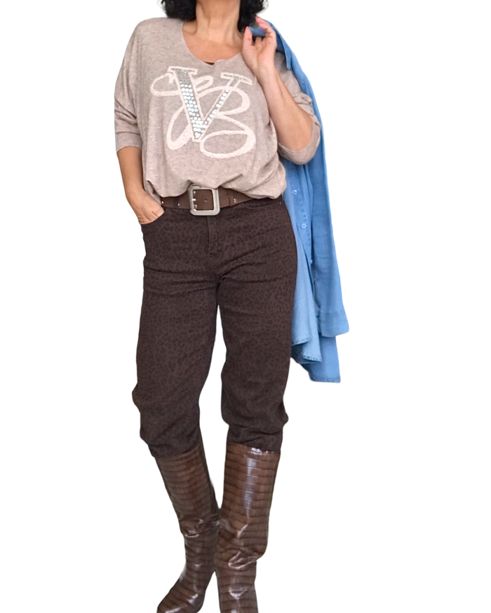 Chandail uni beige chiné col en V avec un appliqué de deux lettres devant