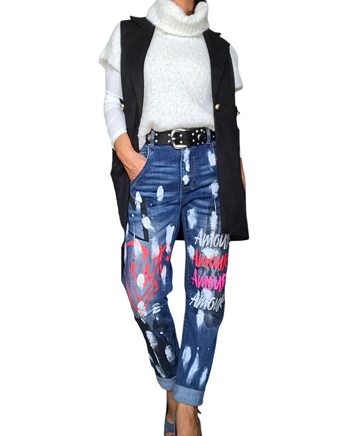 Jeans boyfriend avec écritures blanches, rouge et rose et des taches blanches et noires