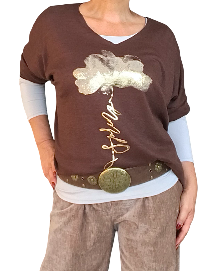 Chandail uni brun col en V avec une fleur dorée devant