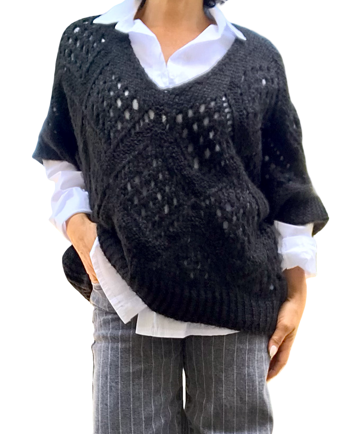 Chandail uni en tricot noir à grandes mailles col en V