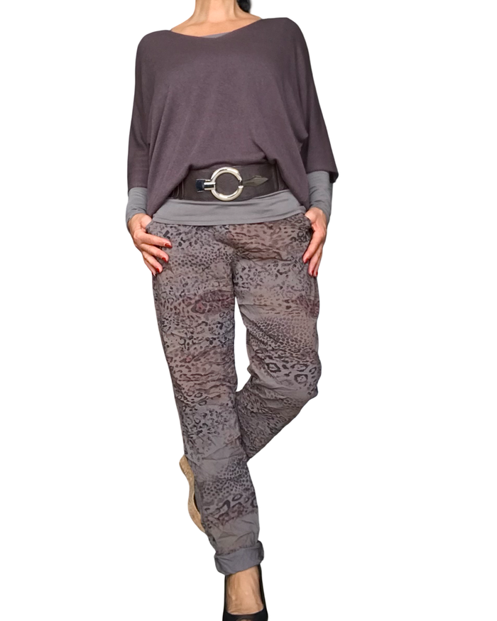 Chandail uni brun en tricot léger à manche 3/4 col en V