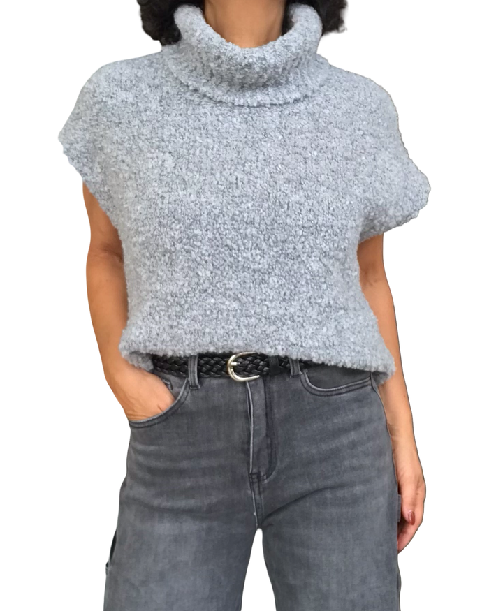 Chandail en tricot gris col roulé manche courte