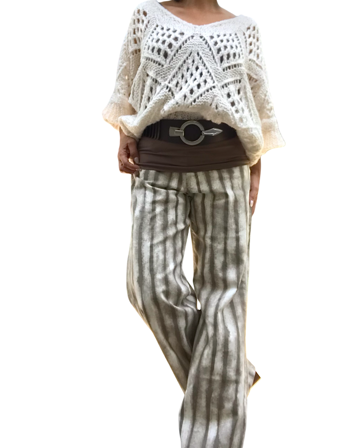 Chandail uni en tricot crème à grandes mailles col en V