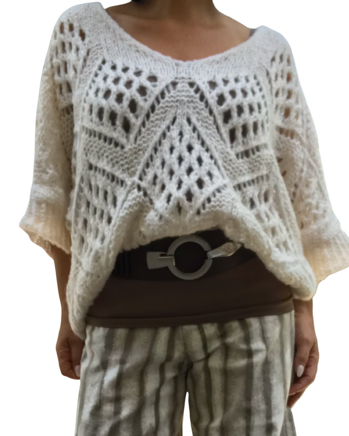 Chandail uni en tricot crème à grandes mailles col en V