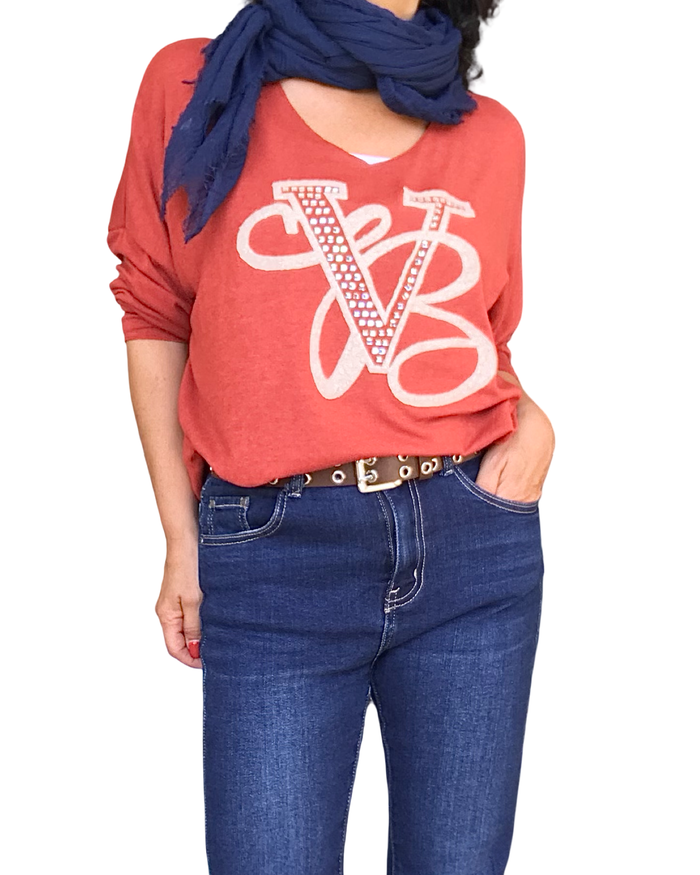 Chandail uni orange brulé col en V avec un appliqué de deux lettres devant