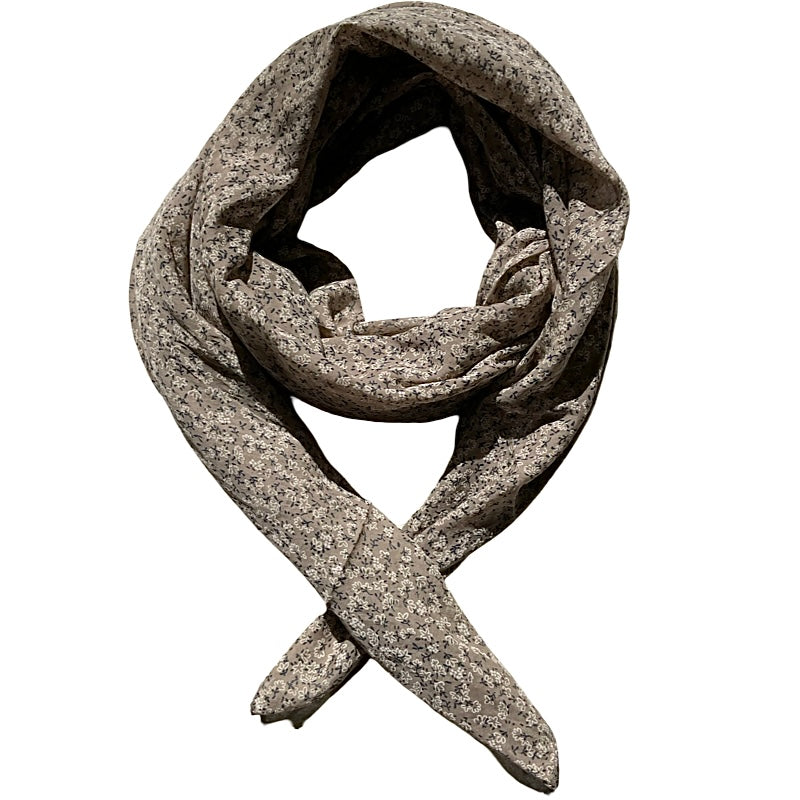 Foulard moka petit fleuri blanc et marine 20% soie et 80% coton