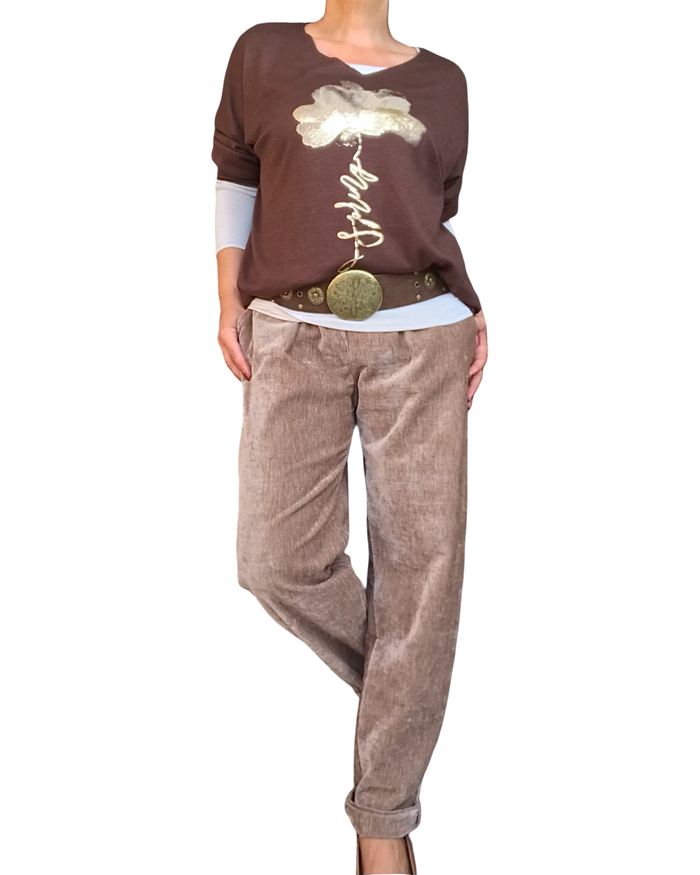 Chandail uni brun col en V avec une fleur dorée devant