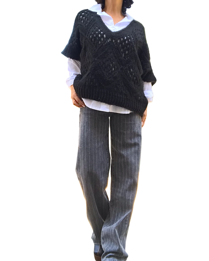 Chandail uni en tricot noir à grandes mailles col en V