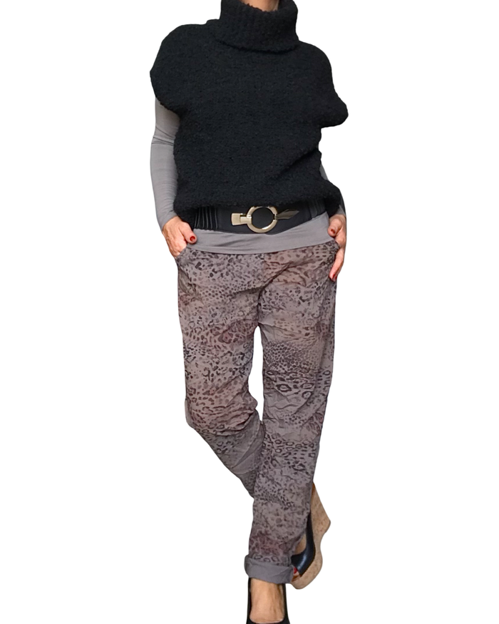 Chandail en tricot noir col roulé manche courte