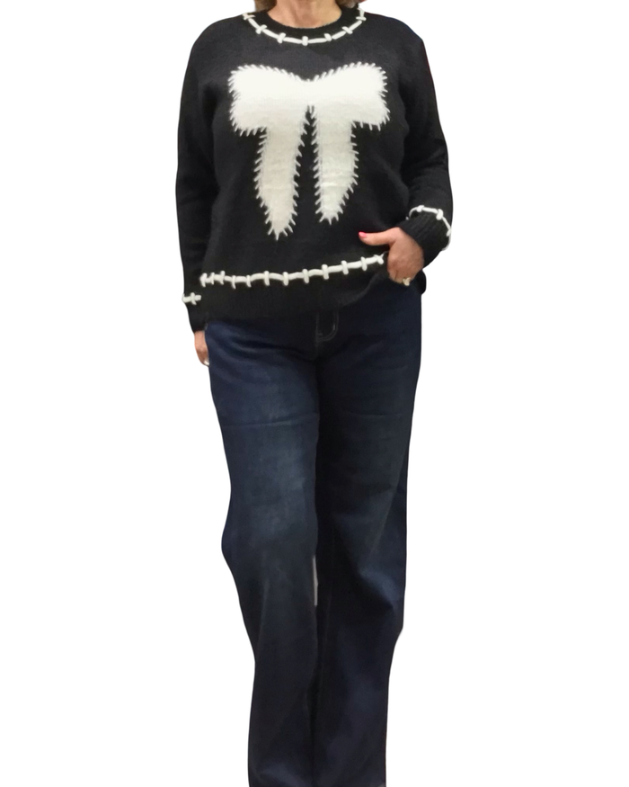 Chandail col rond noir en tricot avec une boucle devant