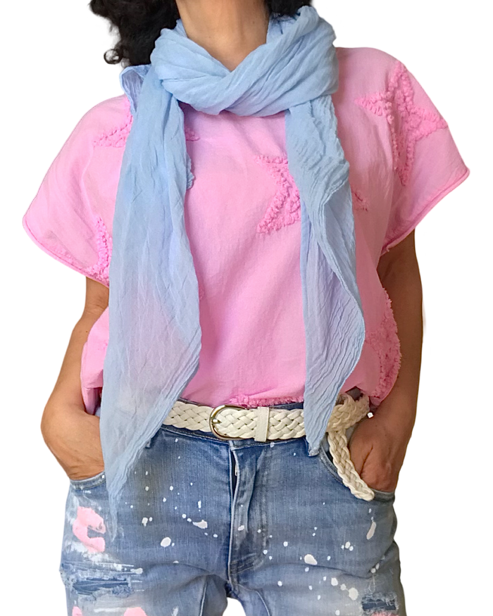 T-shirt uni garni de plusieurs étoile texturées devant col rond