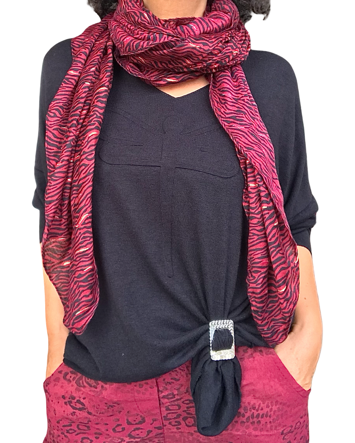 Chandail uni noir col en V avec une libellule embossée devant