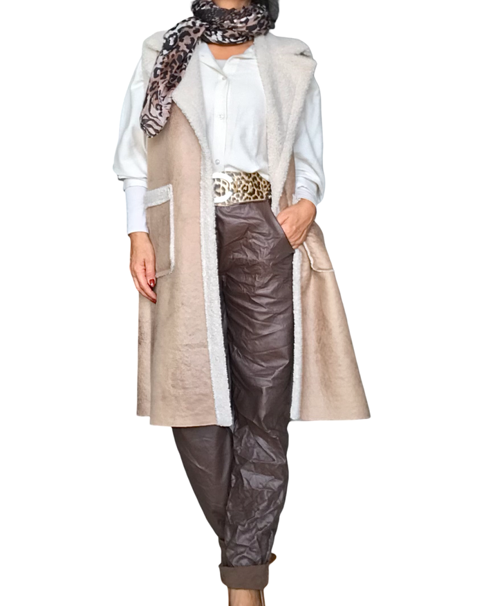 Veste longue en mouton renversé sans manches camel avec deux poches