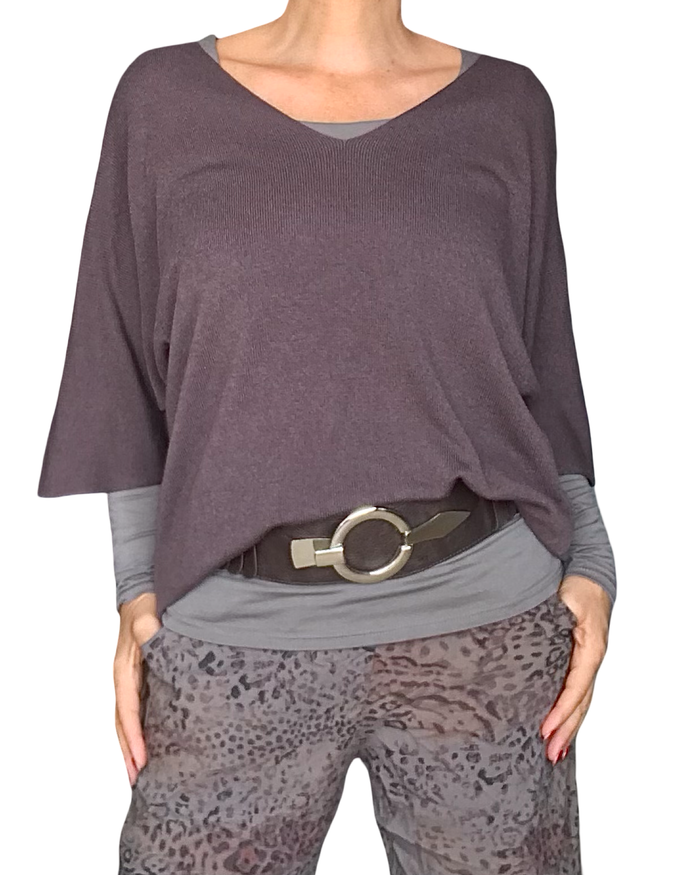 Chandail uni brun en tricot léger à manche 3/4 col en V