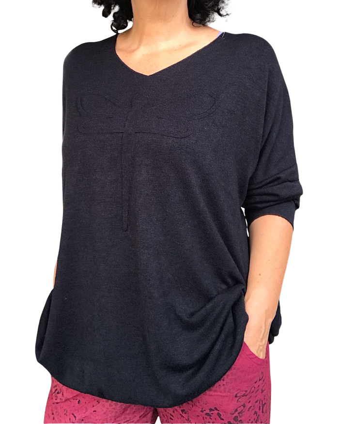 Chandail uni noir col en V avec une libellule embossée devant