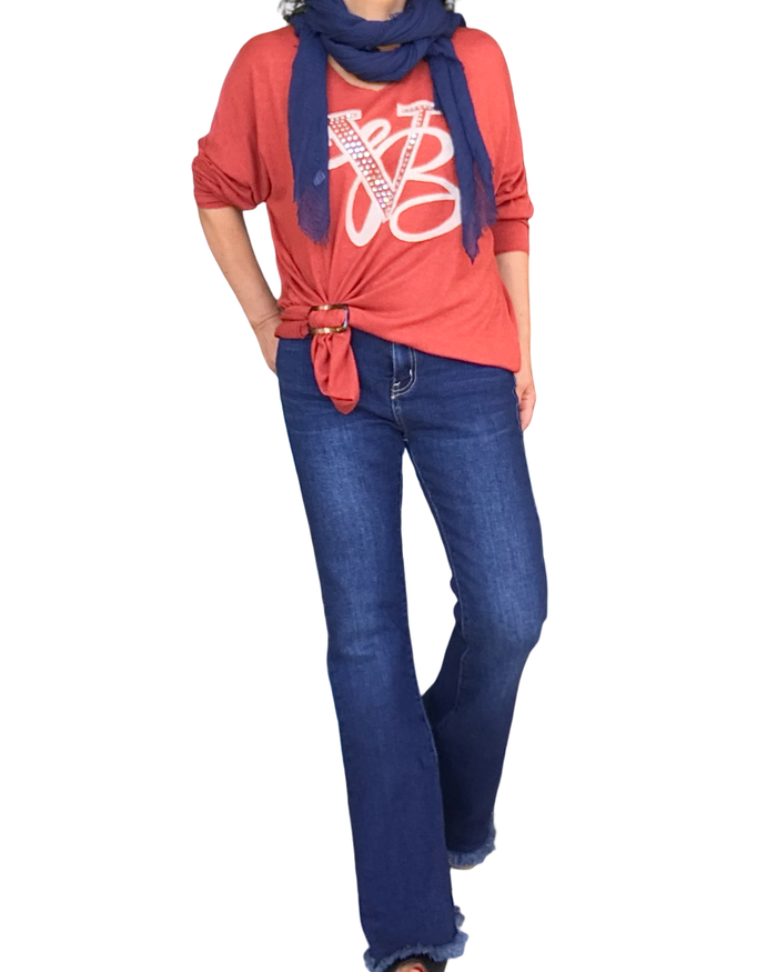 Chandail uni orange brulé col en V avec un appliqué de deux lettres devant