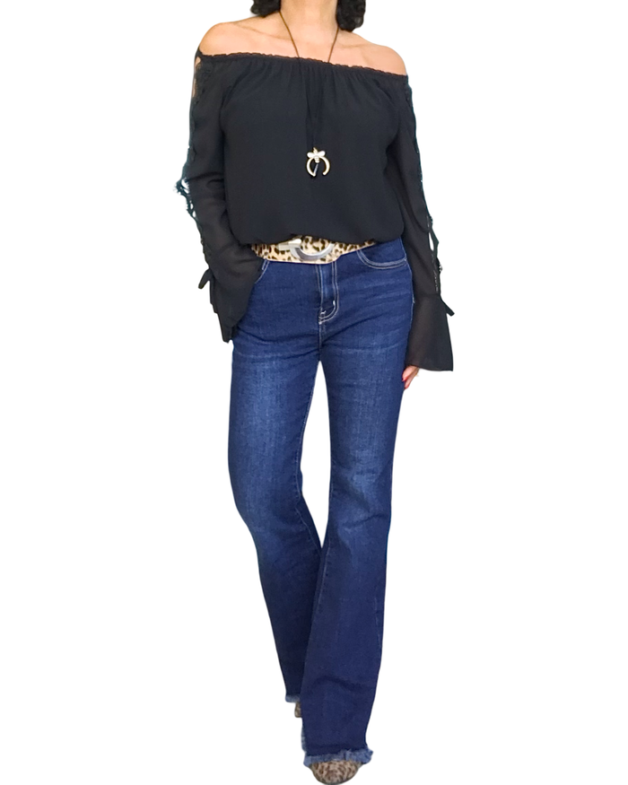 Blouse en voile unie noire, dentelle le long des manches et volant au bas