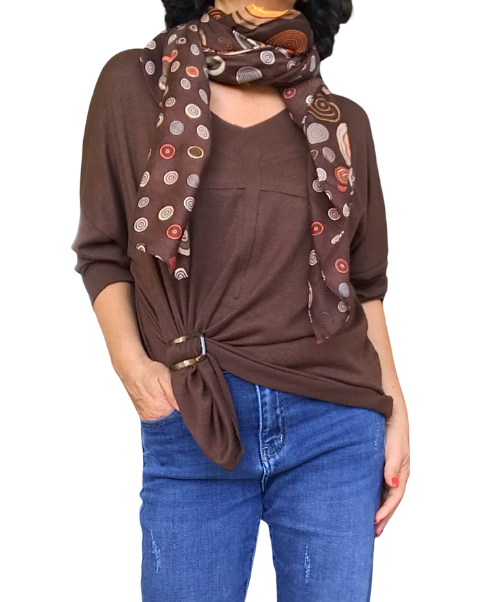 Chandail uni brun col en V avec une libellule embossée devant