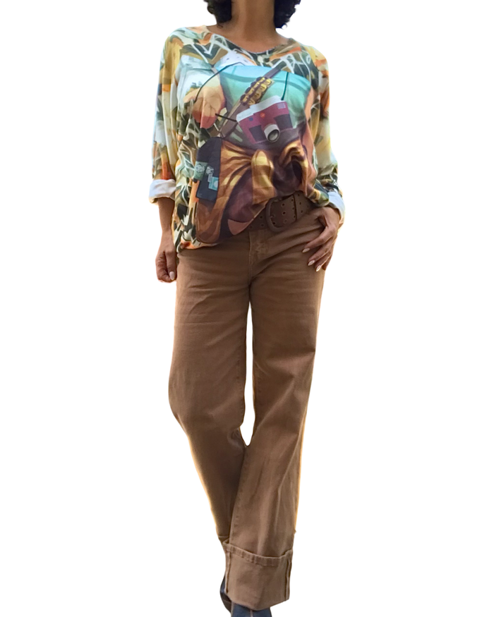 T-shirt col en V manche longue, dessin de jeune femme orange, vert , brun et camel