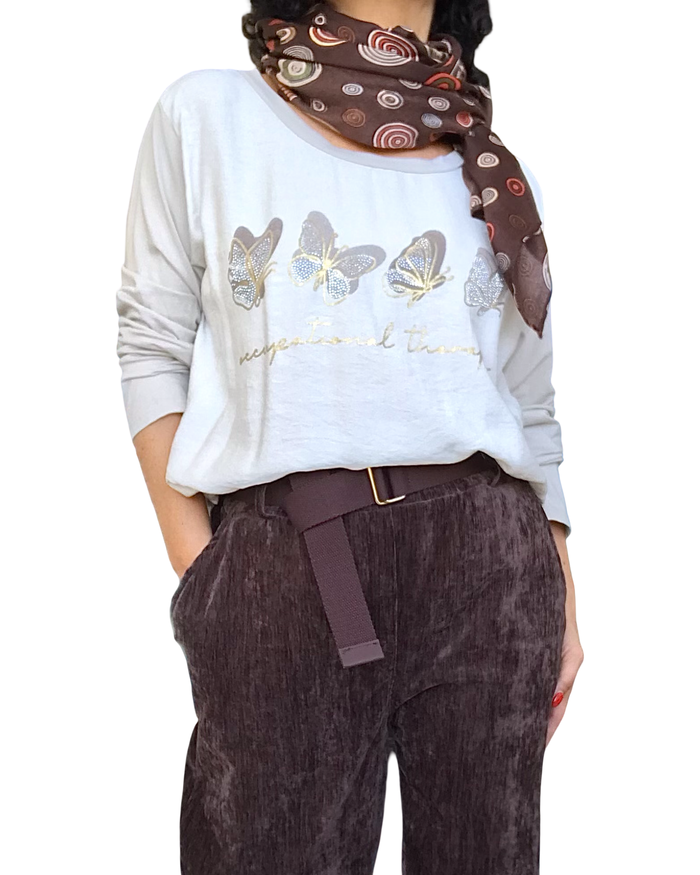 Chandail beige, manche longue avec 4 papillons devant