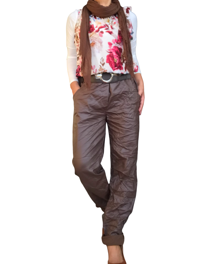 Pantalon brun chocolat en cuir vegan froissé taille élastique