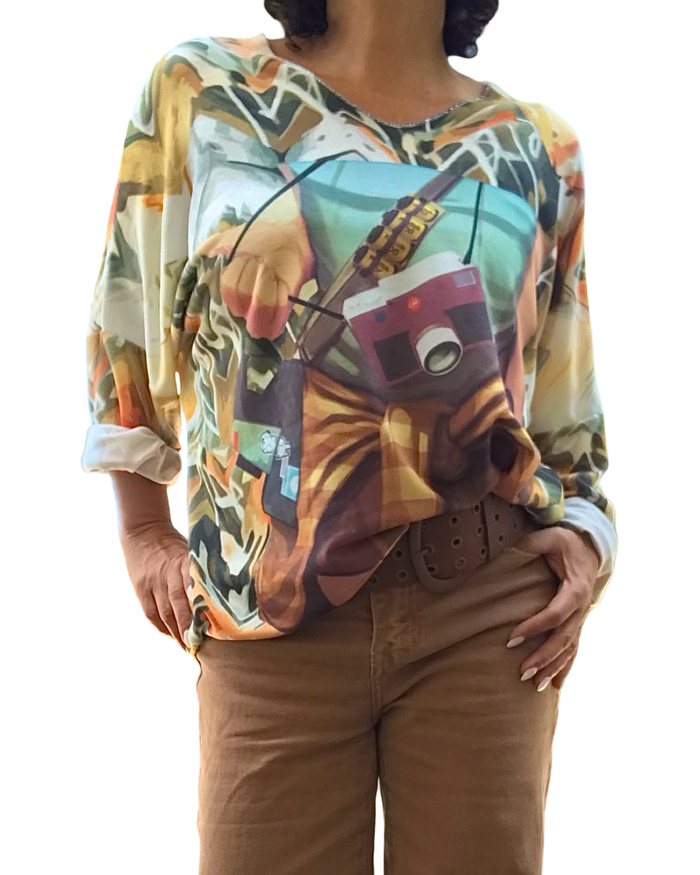 T-shirt col en V manche longue, dessin de jeune femme orange, vert , brun et camel