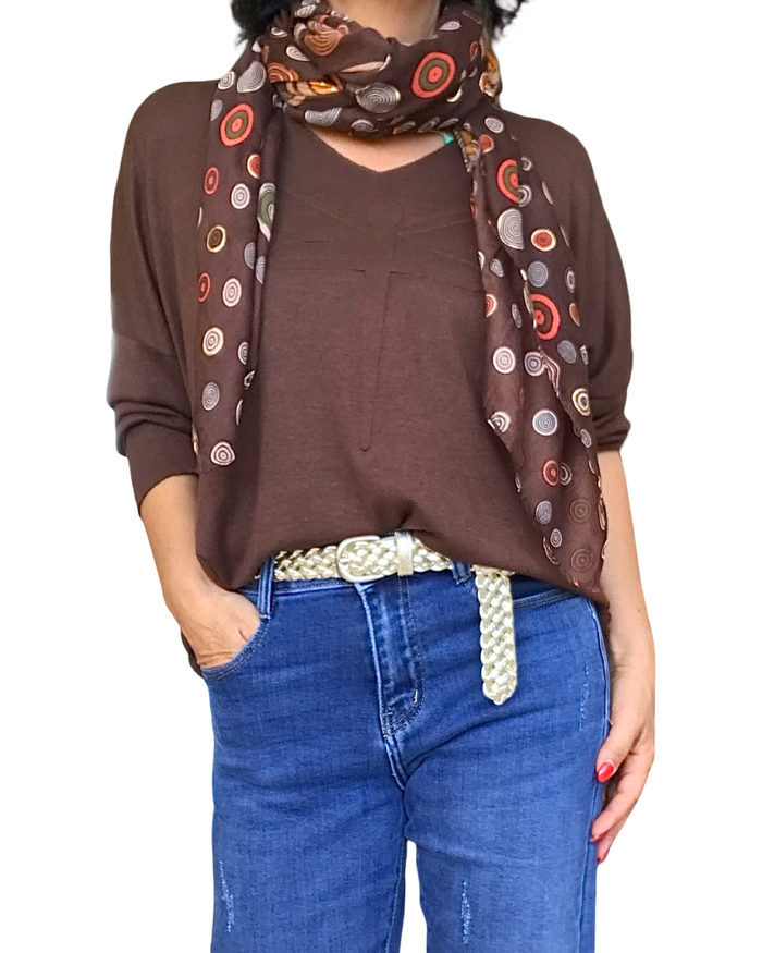 Chandail uni brun col en V avec une libellule embossée devant