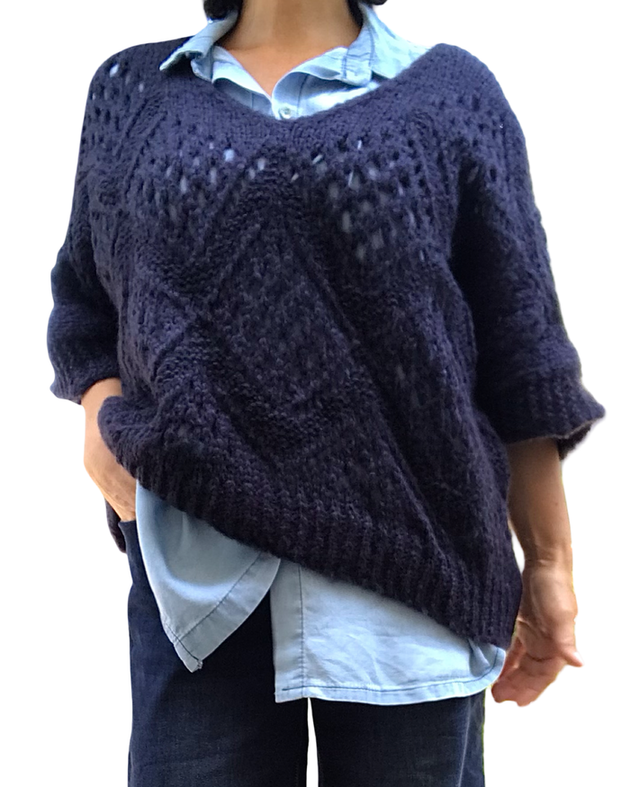 Chandail uni en tricot bleu marin à grandes mailles col en V