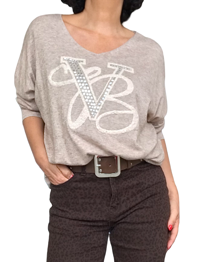 Chandail uni beige chiné col en V avec un appliqué de deux lettres devant