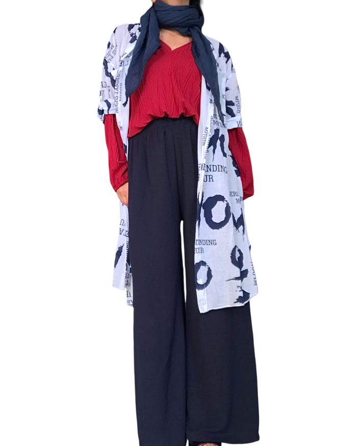 Blouse uni rouge, noué au bas col en V.  Avec Palazzo marine sur chemise, longue blanche avec des lettres marine et foulard marine.