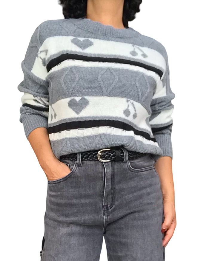Chandail en tricot gris col rond avec cœur et cerise