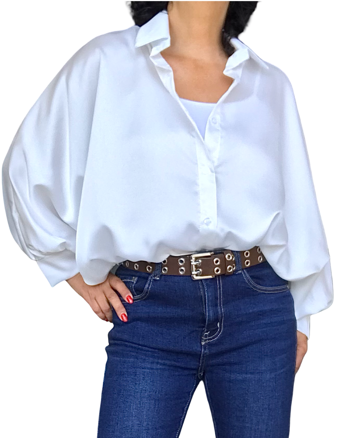 Chemise en satin blanche, manche chauve-souris