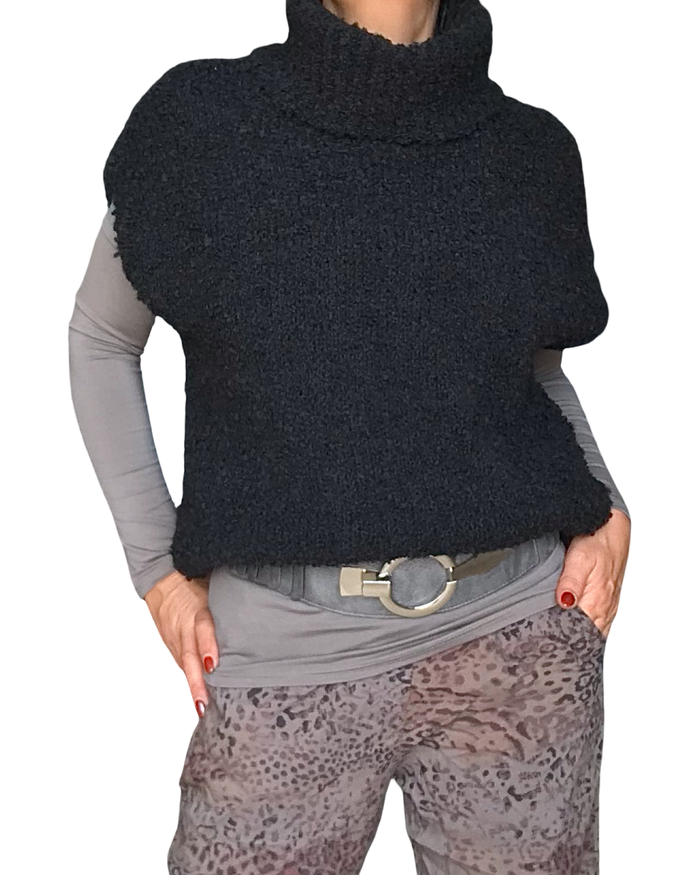 Chandail en tricot noir col roulé manche courte