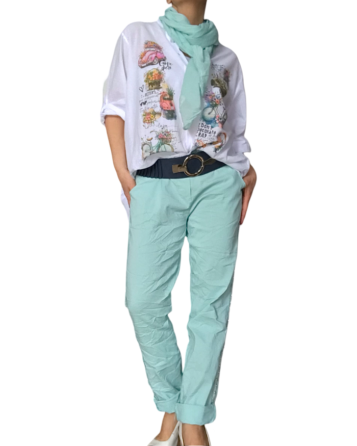 Pantalon aqua à taille élastique avec cordon et ruban de chaque coté.  Agencer avec une blouse blanche et un foulard uni vert aqua