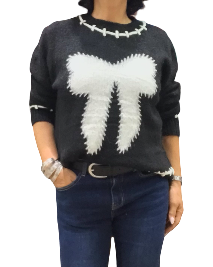 Chandail col rond noir en tricot avec une boucle devant