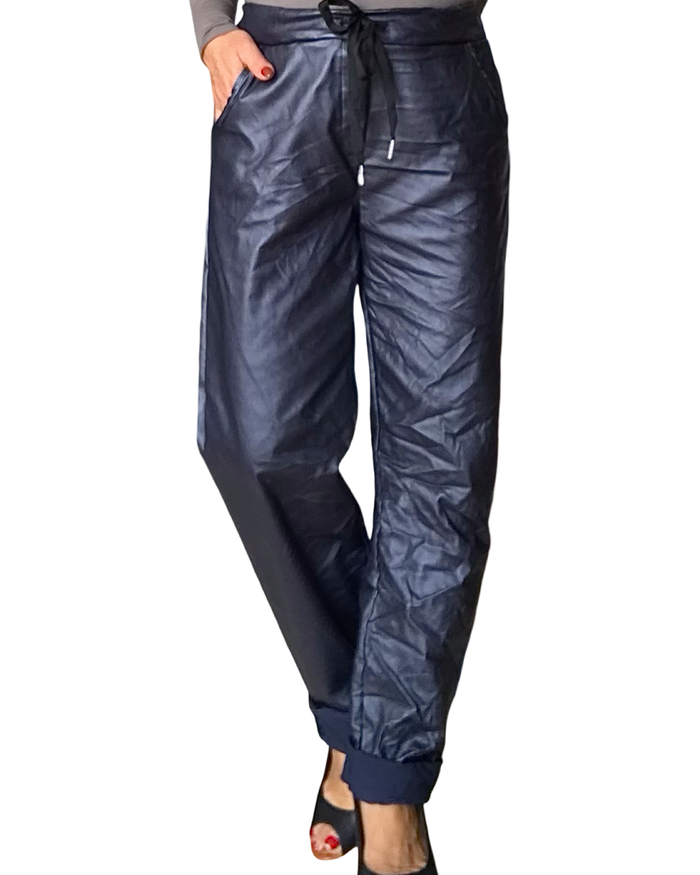 Pantalon bleu marin en cuir vegan froissé taille élastique