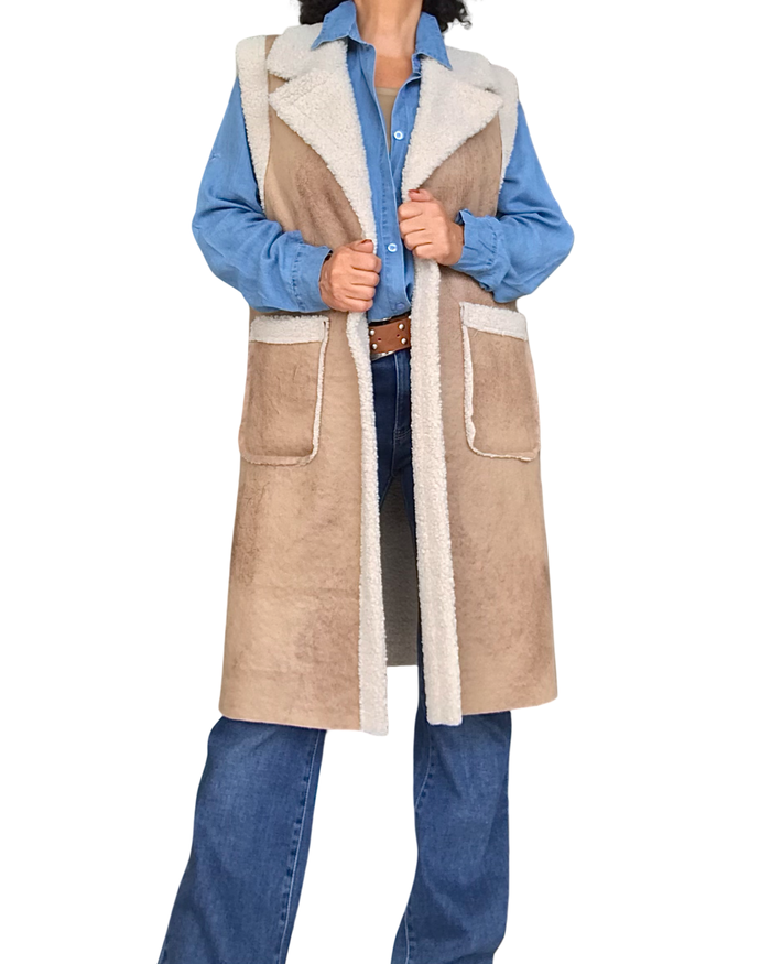 Veste longue en mouton renversé sans manches camel avec deux poches