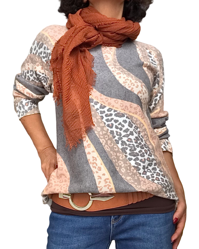 Chandail tricot col rond print animal charcoal, camel et beige avec ceinture similicuir cognac et foulard