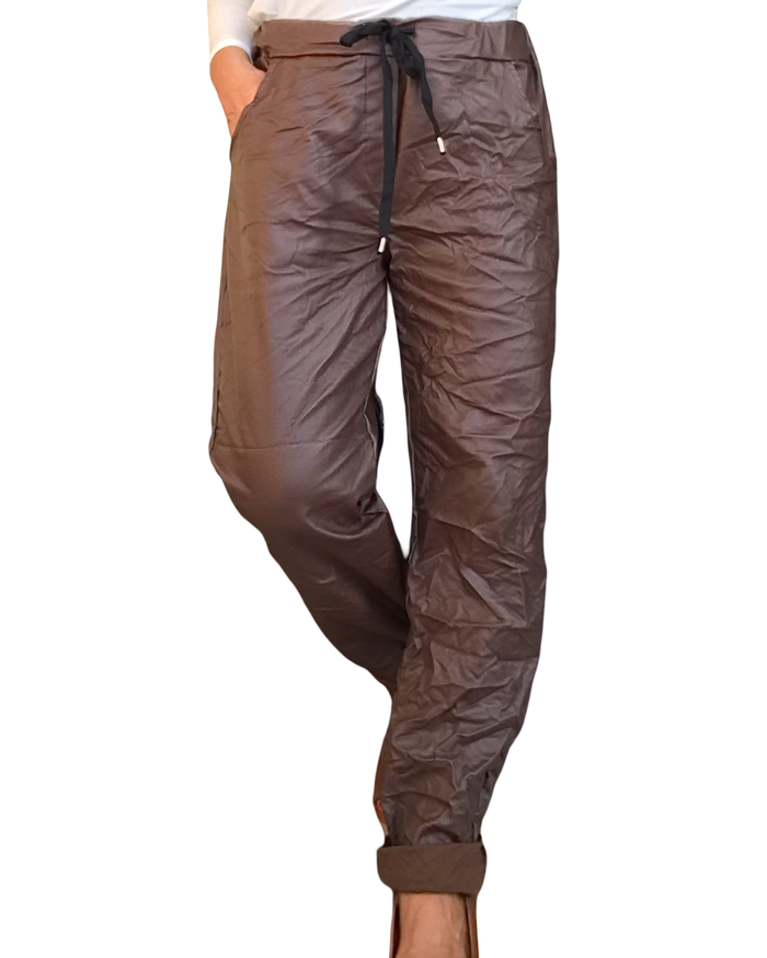 Pantalon brun chocolat en cuir vegan froissé taille élastique