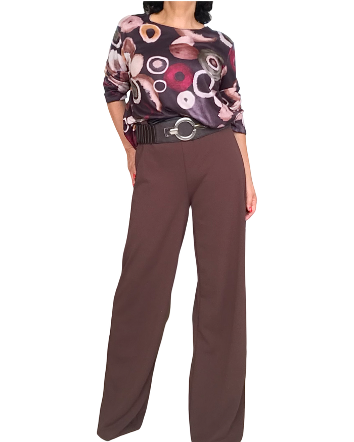 Pantalon droit brun avec un ruban noire comme ceinture, taille élastique