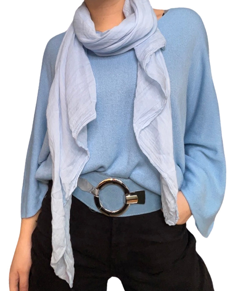 Chandail bleu pâle femme à manche longue col en v avec ceinture bleue et foulard.