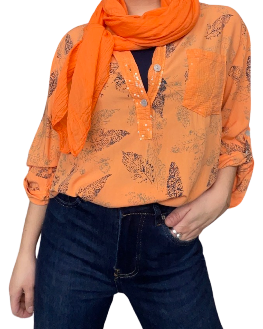 Blouse orange pour femme avec imprimé à manche 3/4 avec foulard orange et camisole à l'intérieur.