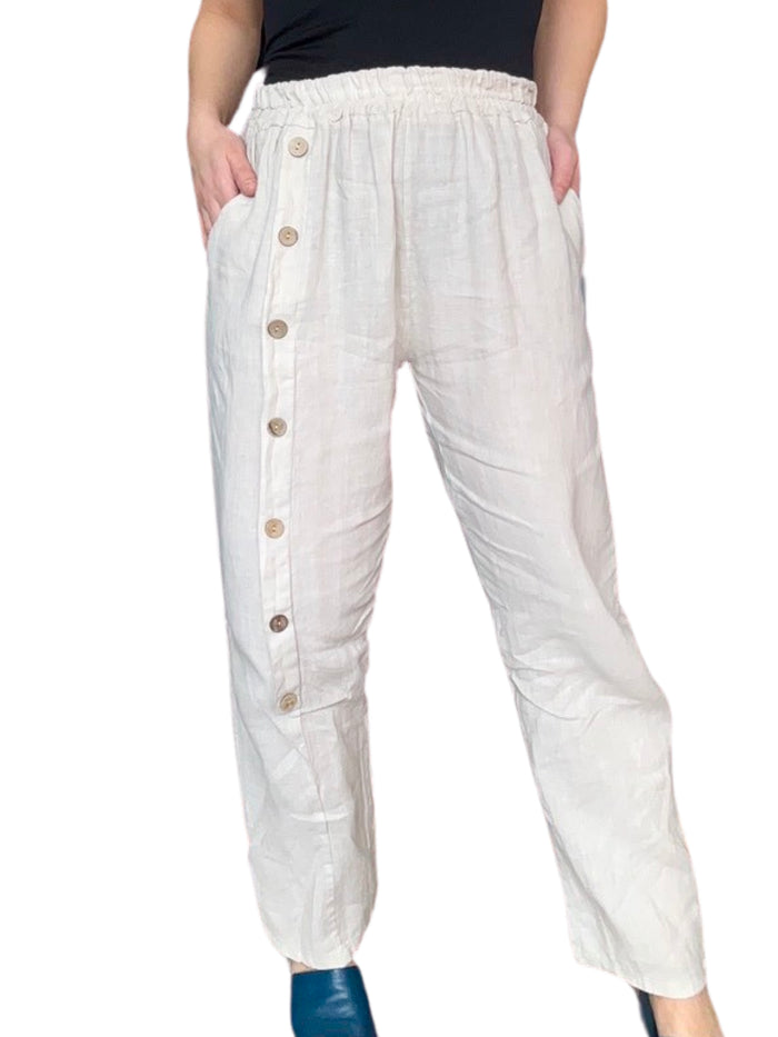 Pantalon droit beige pour femme en lin à taille élastique  avec camisole noire.