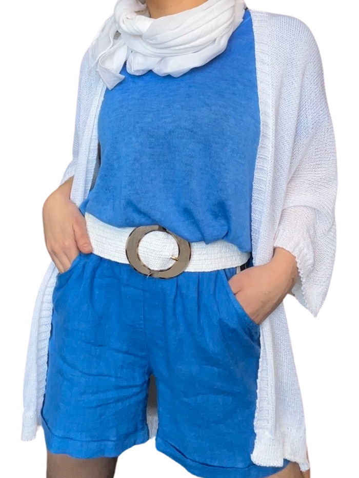 T-shirt bleu royal uni pour femme avec débardeur, ceinture, foulard et short en lin bleu.
