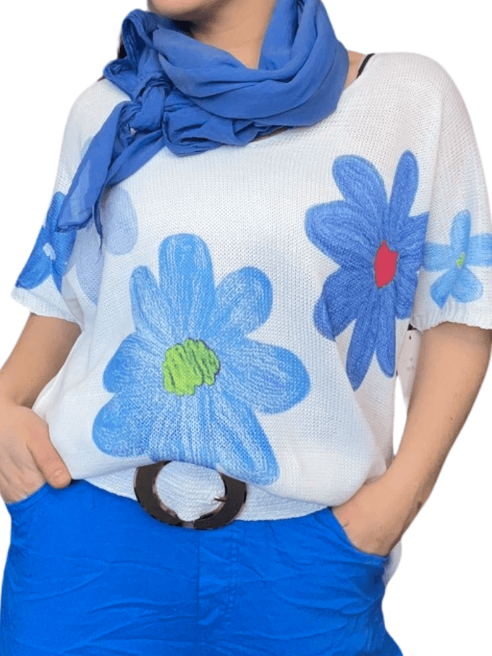 T-shirt blanc pour femme avec imprimé de fleurs bleues avec foulard, ceinture et pantalon bleu.