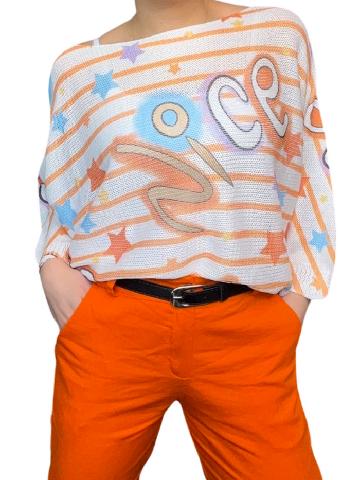 Chandail femme à manche longue imprimé d'étoiles oranges et bleues avec pantalon orange et ceinture noire.