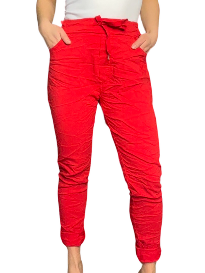 Pantalon rouge pour femme à taille élastique avec cordon avec camisole gainante blanche à l'intérieur.