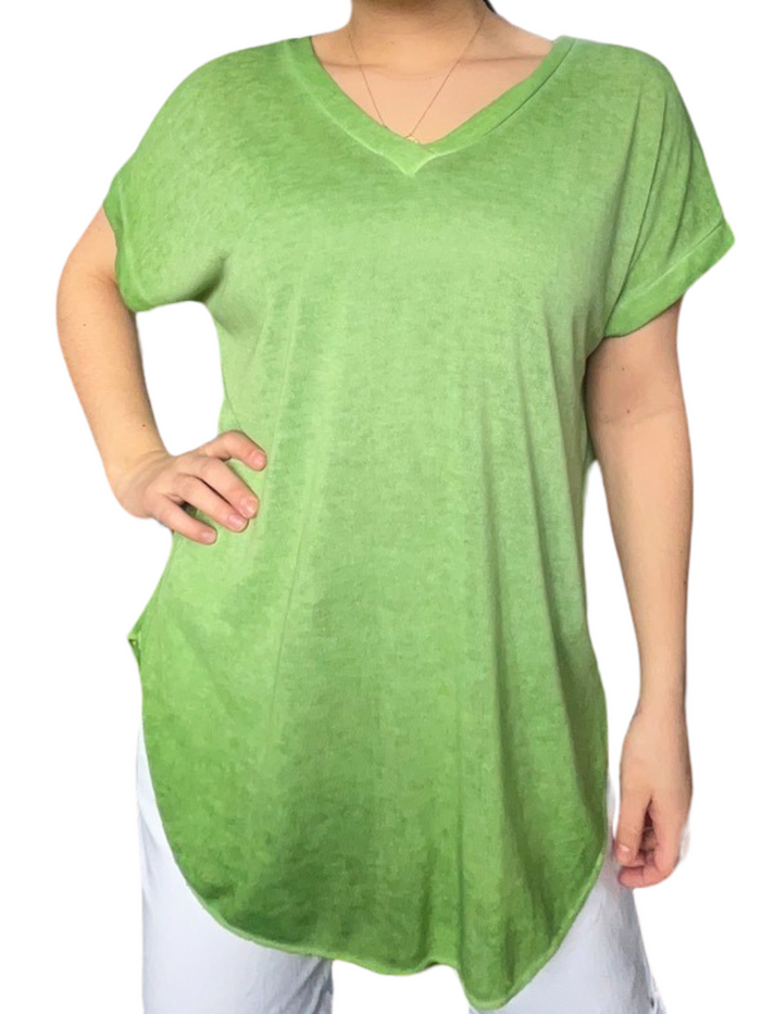 T-shirt pour femme vert uni porté over size avec camisole gainante à l'intérieur.
