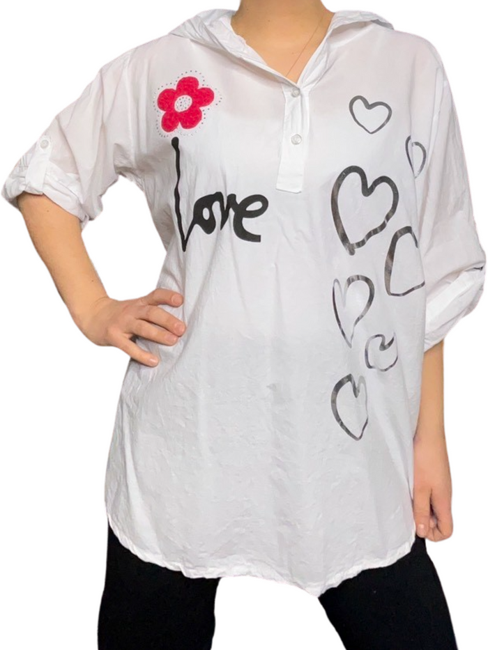 Blouse blanche pour femme avec capuchon et imprimé de cœurs brillants portée over size avec camisole gainante à l'intérieur.